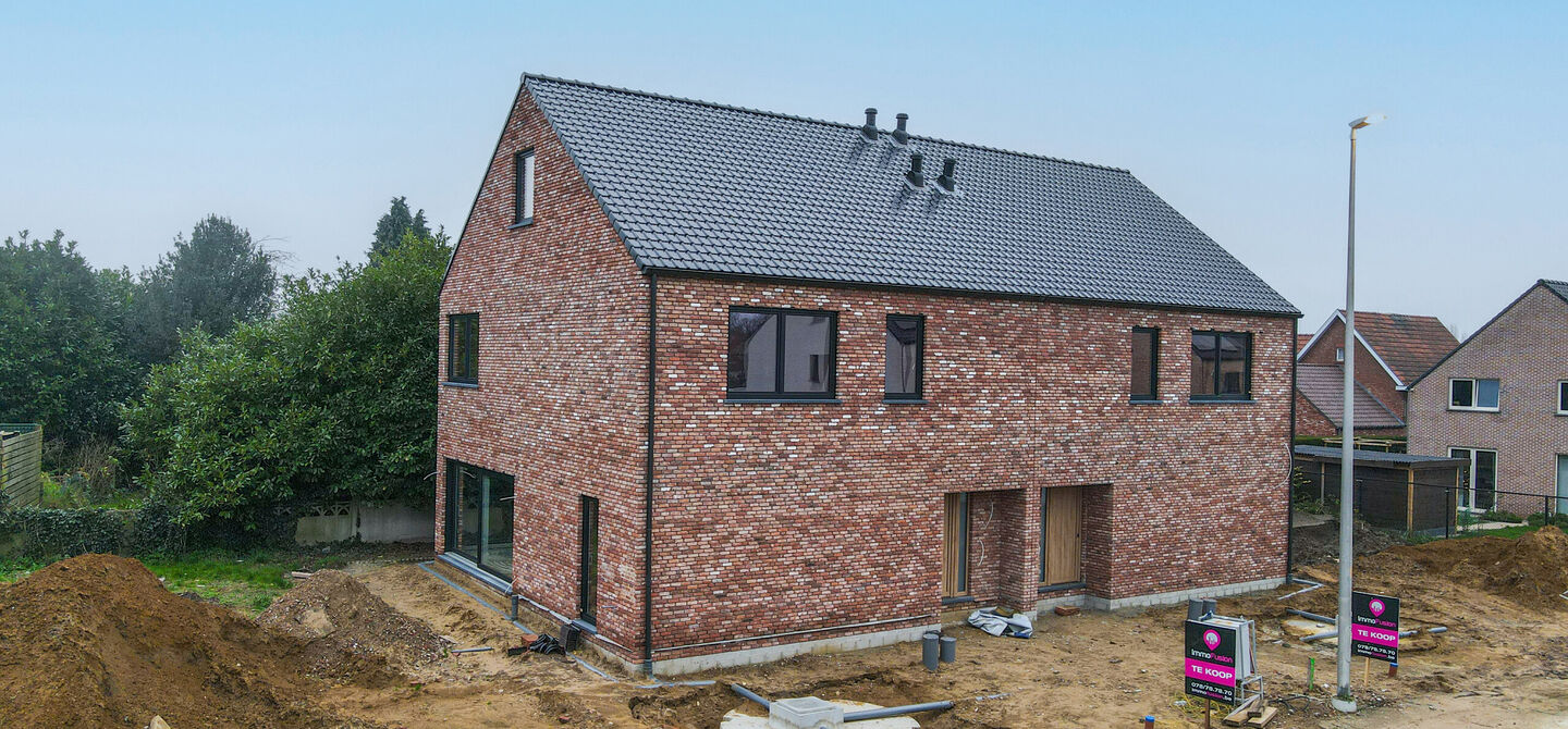 Bij ImmoFusion 7/7 “open huis” : klik op onze 3D-TOUR.
Ervaar vastgoed alsof je er zelf doorloopt!

Welkom in deze schitterende halfopen BEN-nieuwbouwwoning in Paal, voorzien van 3 slaapkamers met mogelijk tot 4 slaapkamers en grote tuin. Kopen is ver