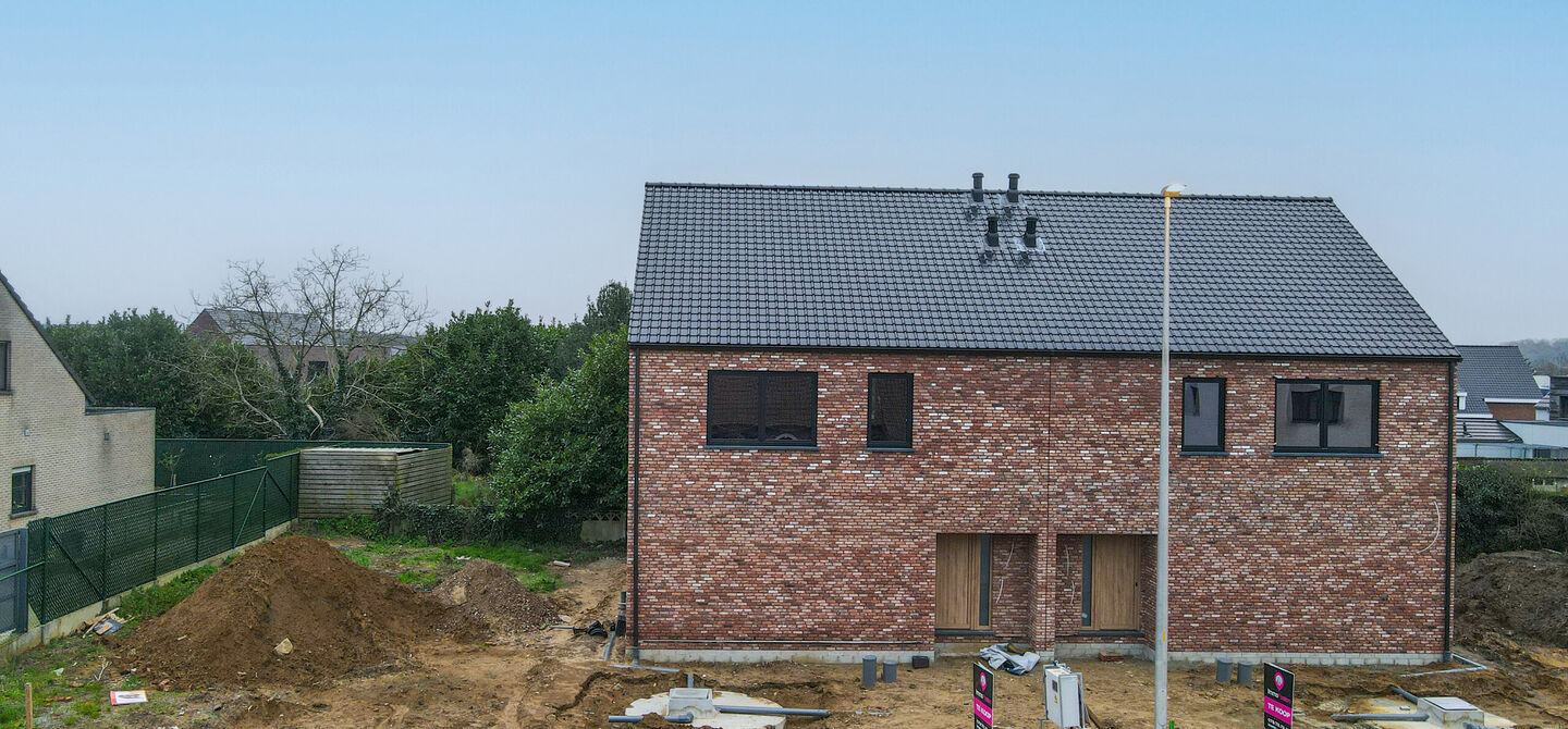 Bij ImmoFusion 7/7 “open huis” : klik op onze 3D-TOUR.
Ervaar vastgoed alsof je er zelf doorloopt!

Welkom in deze schitterende halfopen BEN-nieuwbouwwoning in Paal, voorzien van 3 slaapkamers met mogelijk tot 4 slaapkamers en grote tuin. Kopen is ver