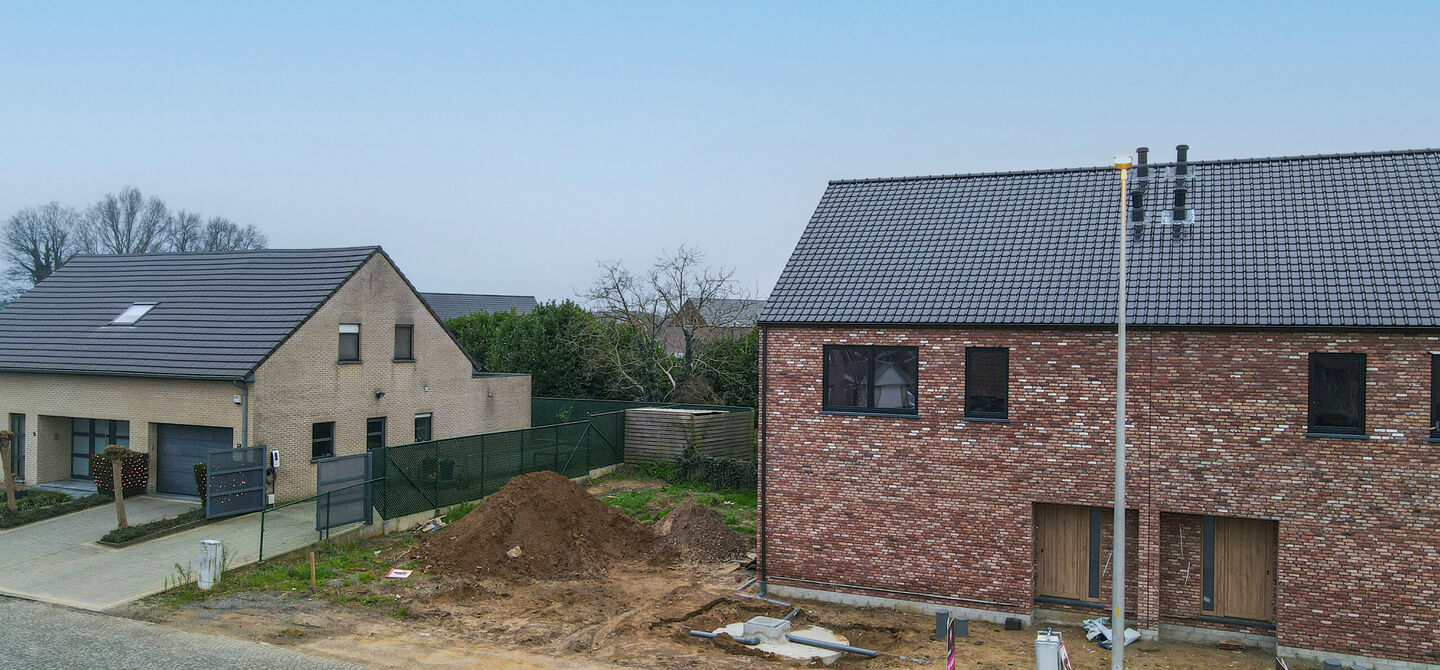 Bij ImmoFusion 7/7 “open huis” : klik op onze 3D-TOUR.
Ervaar vastgoed alsof je er zelf doorloopt!

Welkom in deze schitterende halfopen BEN-nieuwbouwwoning in Paal, voorzien van 3 slaapkamers met mogelijk tot 4 slaapkamers en grote tuin. Kopen is ver