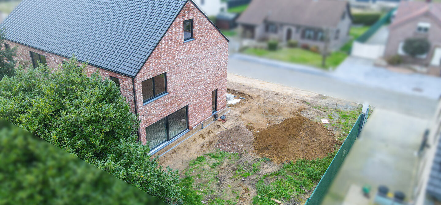 Bij ImmoFusion 7/7 “open huis” : klik op onze 3D-TOUR.
Ervaar vastgoed alsof je er zelf doorloopt!

Welkom in deze schitterende halfopen BEN-nieuwbouwwoning in Paal, voorzien van 3 slaapkamers met mogelijk tot 4 slaapkamers en grote tuin. Kopen is ver