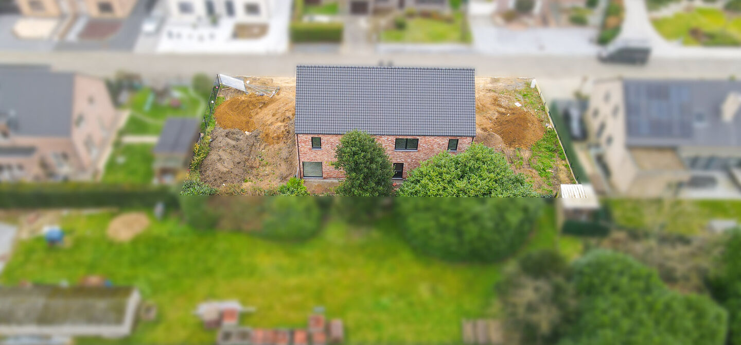 Bij ImmoFusion 7/7 “open huis” : klik op onze 3D-TOUR.
Ervaar vastgoed alsof je er zelf doorloopt!

Welkom in deze schitterende halfopen BEN-nieuwbouwwoning in Paal, voorzien van 3 slaapkamers met mogelijk tot 4 slaapkamers en grote tuin. Kopen is ver