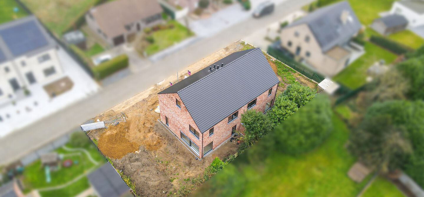 Bij ImmoFusion 7/7 “open huis” : klik op onze 3D-TOUR.
Ervaar vastgoed alsof je er zelf doorloopt!

Welkom in deze schitterende halfopen BEN-nieuwbouwwoning in Paal, voorzien van 3 slaapkamers met mogelijk tot 4 slaapkamers en grote tuin. Kopen is ver