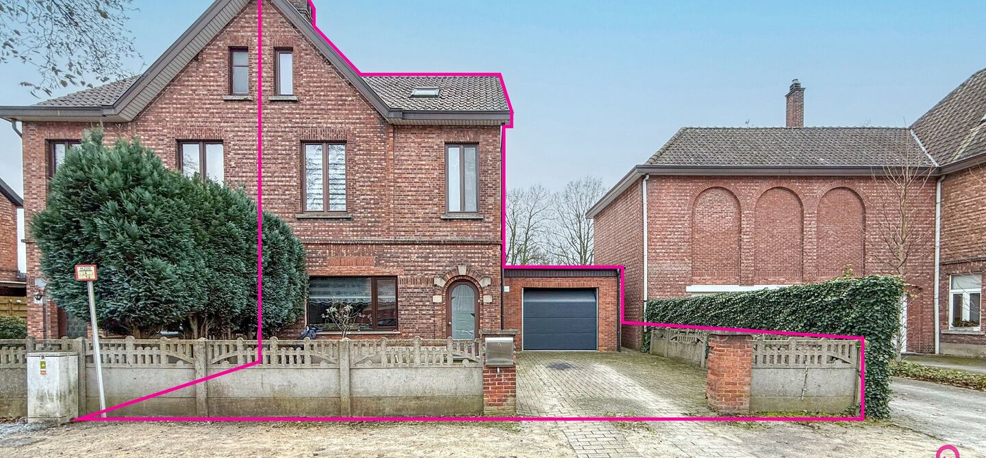 Bij ImmoFusion 7/7 “open huis”: klik op onze 3D-TOUR.
Ervaar vastgoed alsof je er zelf doorloopt!

Welkom bij deze charmante, volledig instapklare woning gelegen in een rustige woonwijk tegenover een school en op wandelafstand van winkels. Met een per