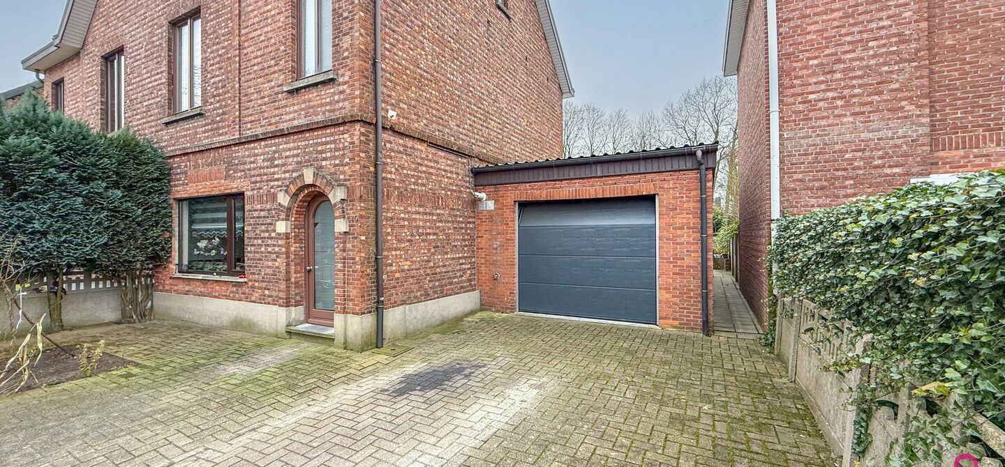 Bij ImmoFusion 7/7 “open huis”: klik op onze 3D-TOUR.
Ervaar vastgoed alsof je er zelf doorloopt!

Welkom bij deze charmante, volledig instapklare woning gelegen in een rustige woonwijk tegenover een school en op wandelafstand van winkels. Met een per