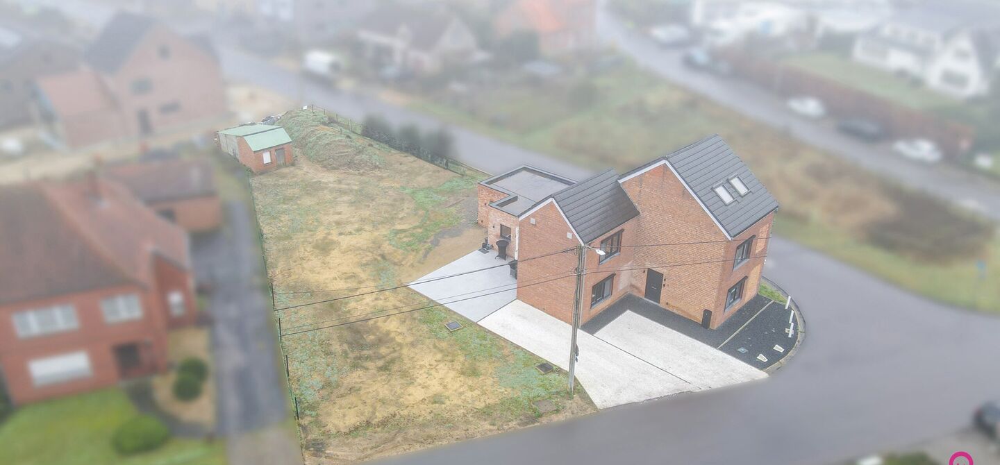 Bij ImmoFusion 7/7 “open huis”: klik op onze 3D-TOUR.
Ervaar vastgoed alsof je er zelf doorloopt!

Welkom in deze prachtig gerenoveerde vrijstaande woning, ideaal gelegen in een rustige, doch centrale omgeving in Beringen. Met een bewoonbare oppervlak