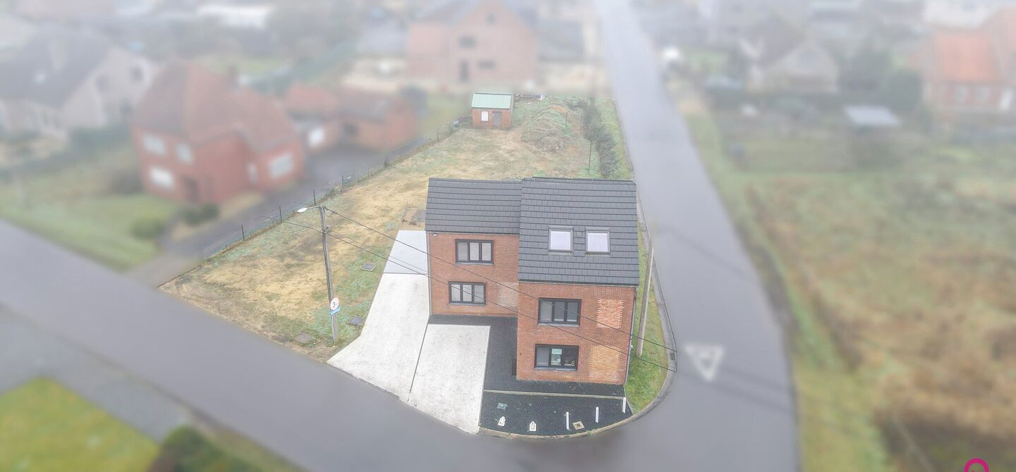 Bij ImmoFusion 7/7 “open huis”: klik op onze 3D-TOUR.
Ervaar vastgoed alsof je er zelf doorloopt!

Welkom in deze prachtig gerenoveerde vrijstaande woning, ideaal gelegen in een rustige, doch centrale omgeving in Beringen. Met een bewoonbare oppervlak