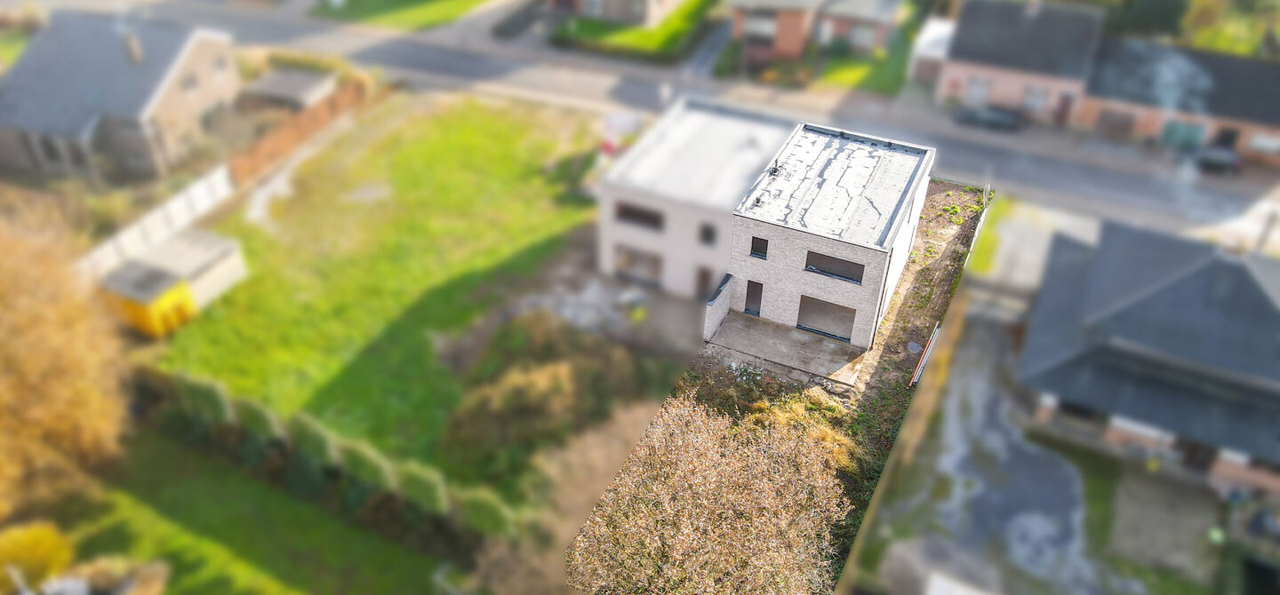 Bij ImmoFusion 7/7 “open huis” : klik op onze 3D-TOUR.
Ervaar vastgoed alsof je er zelf doorloopt!

Stap binnen in deze ruime en lichtrijke nieuwbouw casco woning, gelegen in de Schootstraat 139 te Heusden-Zolder. Deze woning biedt een zee aan mogelij