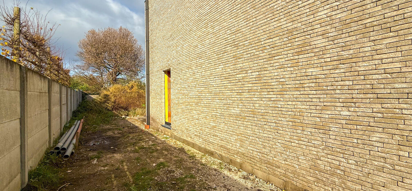 Bij ImmoFusion 7/7 “open huis” : klik op onze 3D-TOUR.
Ervaar vastgoed alsof je er zelf doorloopt!

Stap binnen in deze ruime en lichtrijke nieuwbouw casco woning, gelegen in de Schootstraat 139 te Heusden-Zolder. Deze woning biedt een zee aan mogelij