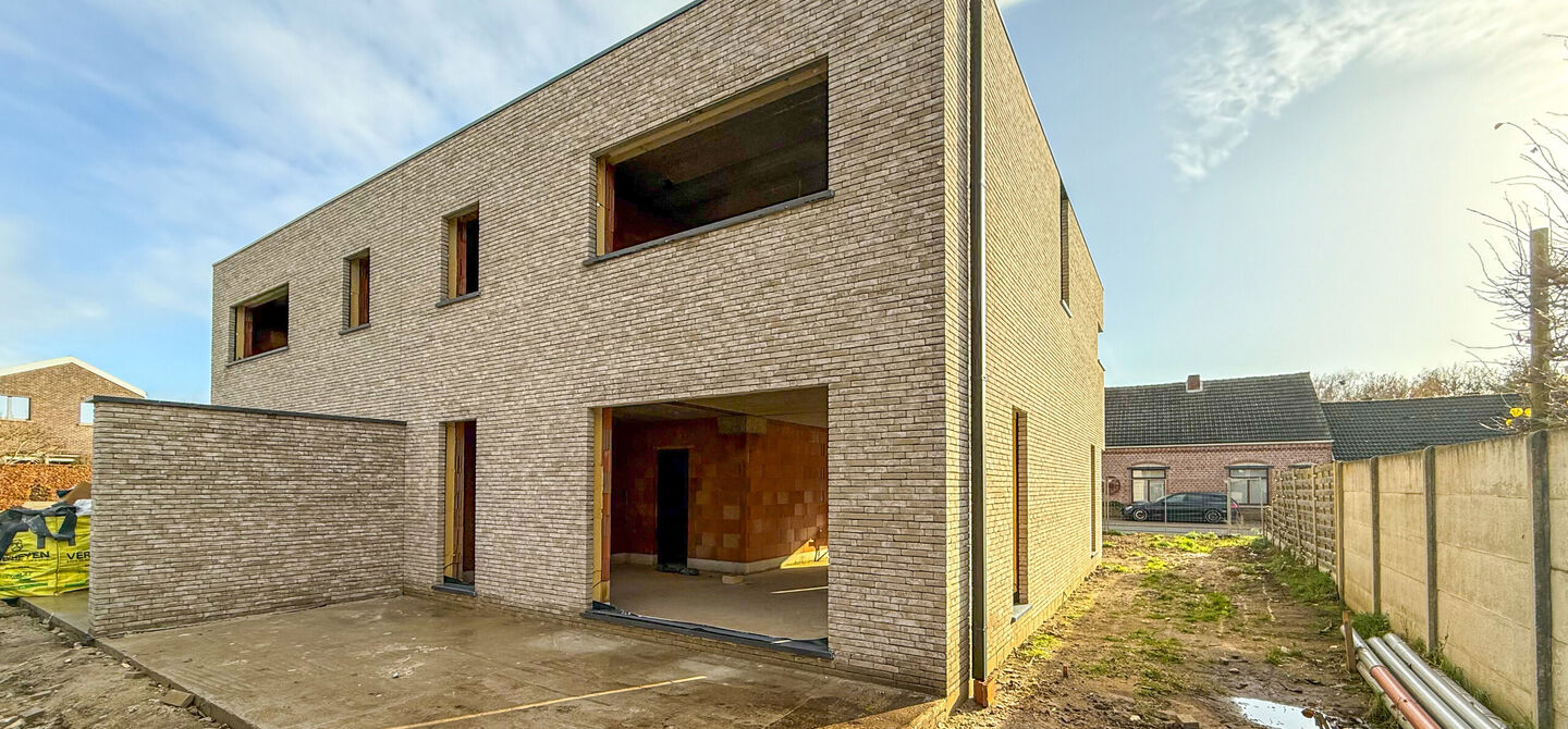 Bij ImmoFusion 7/7 “open huis” : klik op onze 3D-TOUR.
Ervaar vastgoed alsof je er zelf doorloopt!

Stap binnen in deze ruime en lichtrijke nieuwbouw casco woning, gelegen in de Schootstraat 139 te Heusden-Zolder. Deze woning biedt een zee aan mogelij