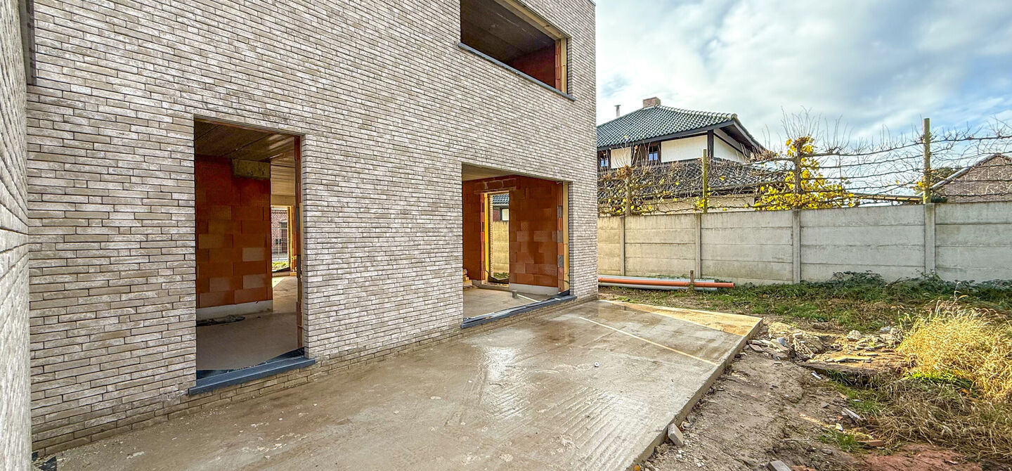 Bij ImmoFusion 7/7 “open huis” : klik op onze 3D-TOUR.
Ervaar vastgoed alsof je er zelf doorloopt!

Stap binnen in deze ruime en lichtrijke nieuwbouw casco woning, gelegen in de Schootstraat 139 te Heusden-Zolder. Deze woning biedt een zee aan mogelij