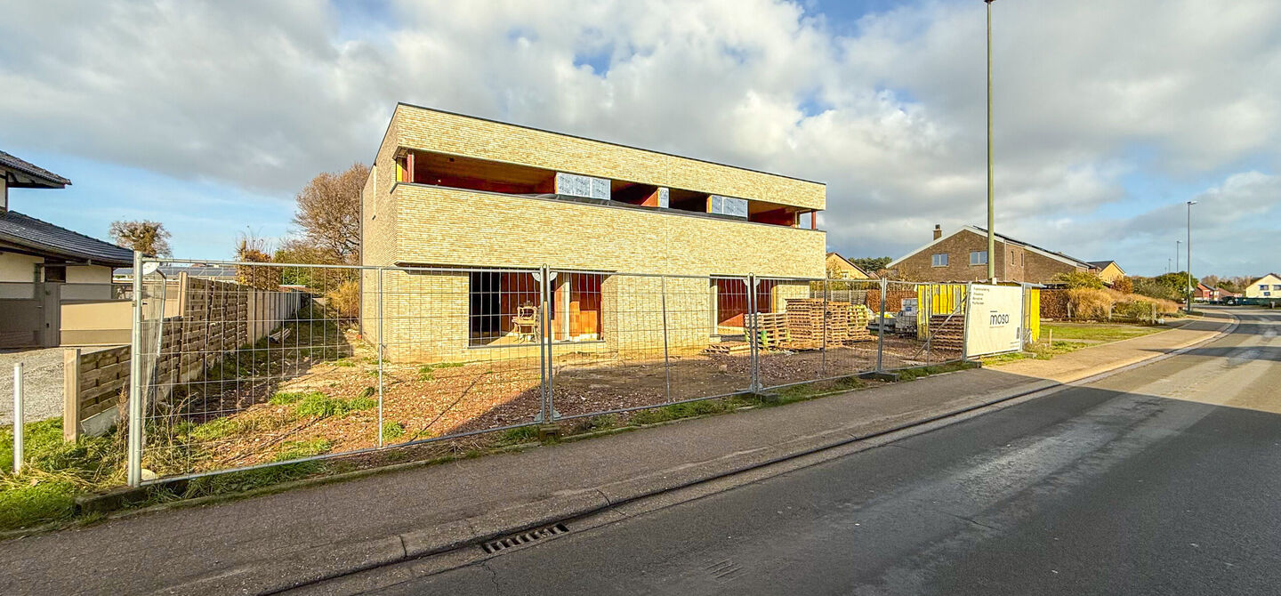 Bij ImmoFusion 7/7 “open huis” : klik op onze 3D-TOUR.
Ervaar vastgoed alsof je er zelf doorloopt!

Stap binnen in deze ruime en lichtrijke nieuwbouw casco woning, gelegen in de Schootstraat 139 te Heusden-Zolder. Deze woning biedt een zee aan mogelij