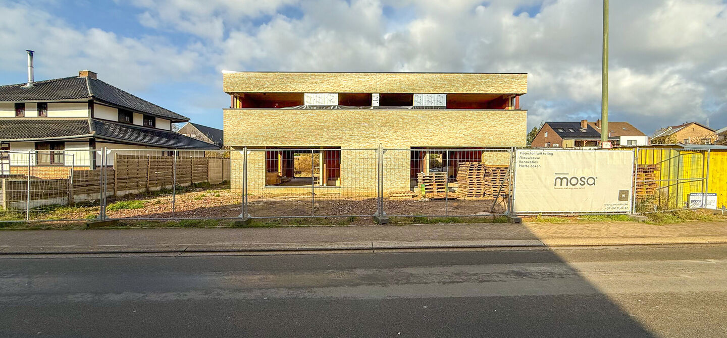 Bij ImmoFusion 7/7 “open huis” : klik op onze 3D-TOUR.
Ervaar vastgoed alsof je er zelf doorloopt!

Stap binnen in deze ruime en lichtrijke nieuwbouw casco woning, gelegen in de Schootstraat 139 te Heusden-Zolder. Deze woning biedt een zee aan mogelij