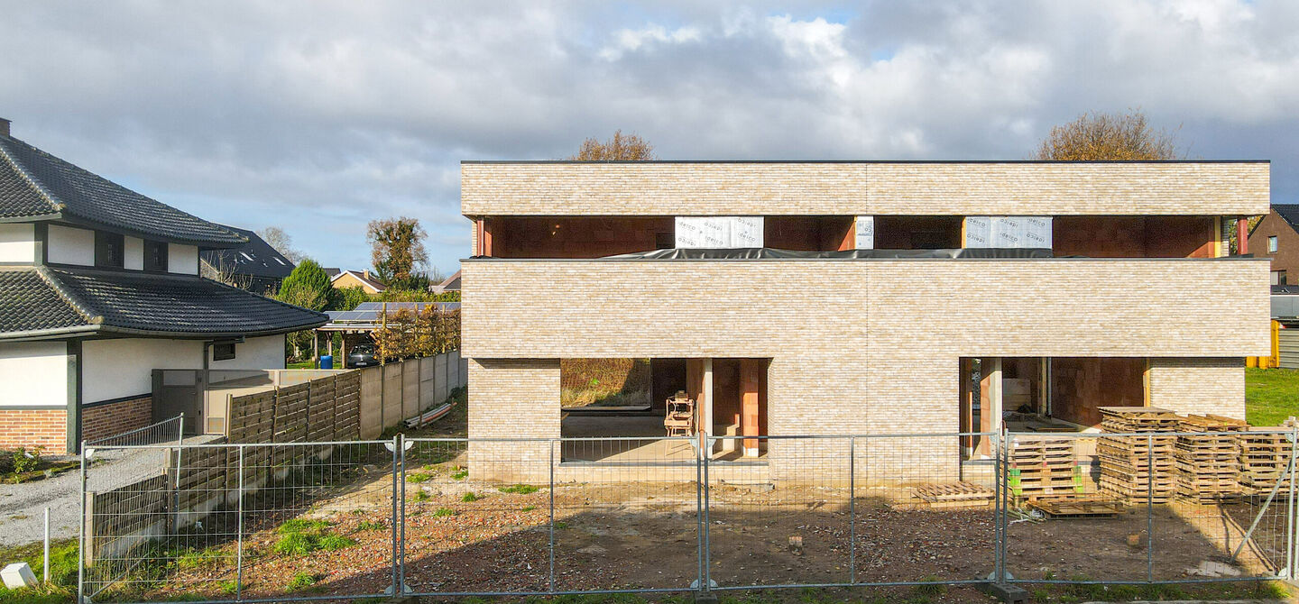 Bij ImmoFusion 7/7 “open huis” : klik op onze 3D-TOUR.
Ervaar vastgoed alsof je er zelf doorloopt!

Stap binnen in deze ruime en lichtrijke nieuwbouw casco woning, gelegen in de Schootstraat 139 te Heusden-Zolder. Deze woning biedt een zee aan mogelij