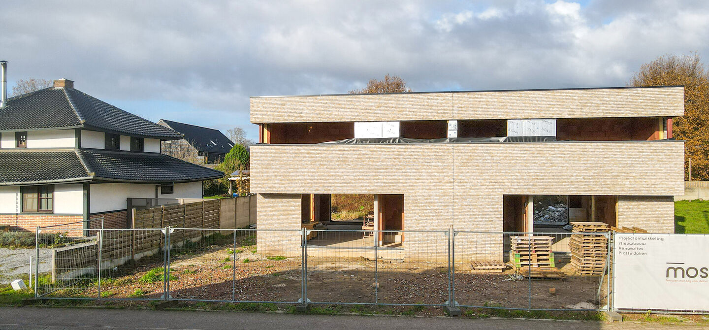 Bij ImmoFusion 7/7 “open huis” : klik op onze 3D-TOUR.
Ervaar vastgoed alsof je er zelf doorloopt!

Stap binnen in deze ruime en lichtrijke nieuwbouw casco woning, gelegen in de Schootstraat 139 te Heusden-Zolder. Deze woning biedt een zee aan mogelij