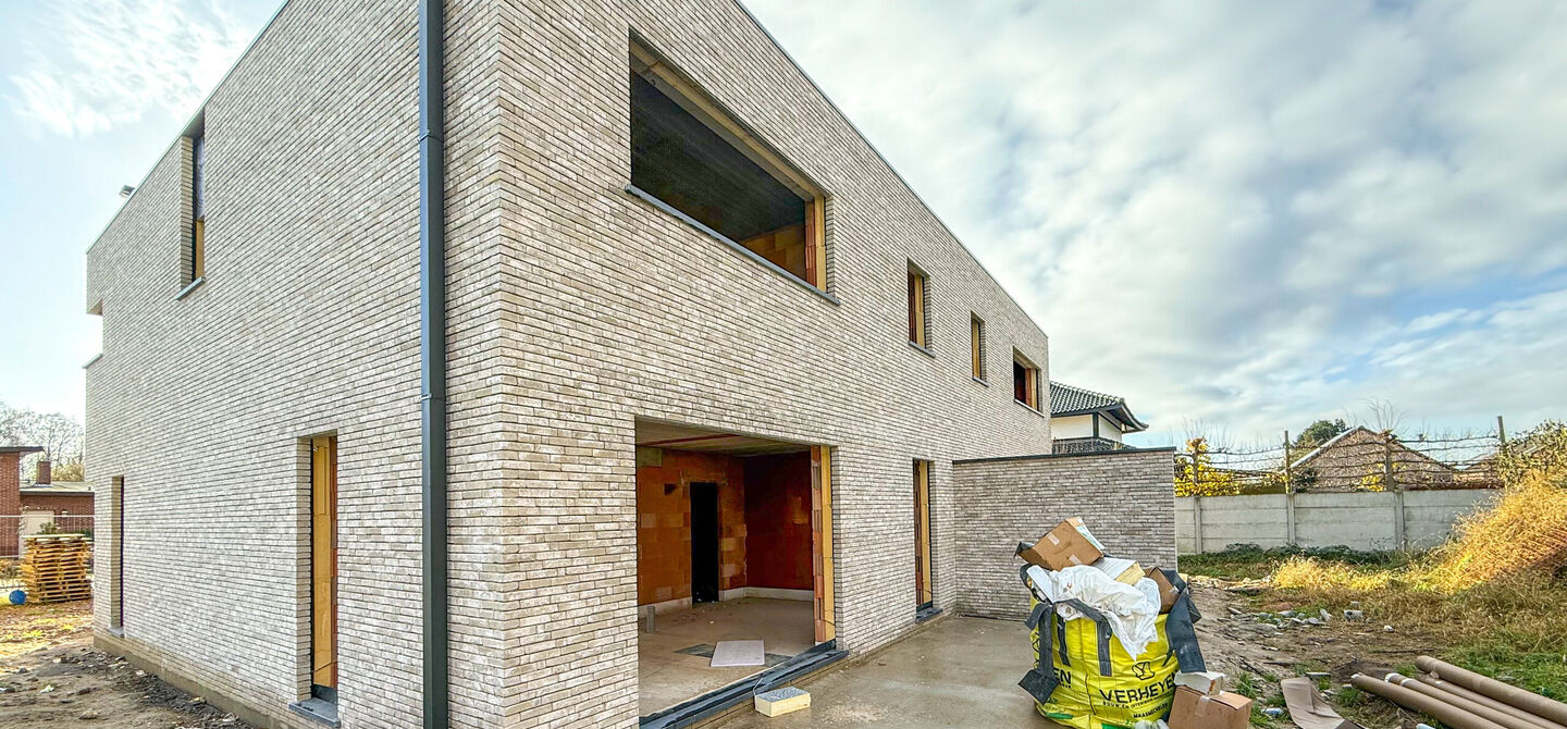 Bij ImmoFusion 7/7 “open huis” : klik op onze 3D-TOUR.
Ervaar vastgoed alsof je er zelf doorloopt!

Stap binnen in deze ruime en lichtrijke nieuwbouw casco woning, gelegen in de Schootstraat 139 te Heusden-Zolder. Deze woning biedt een zee aan mogelij