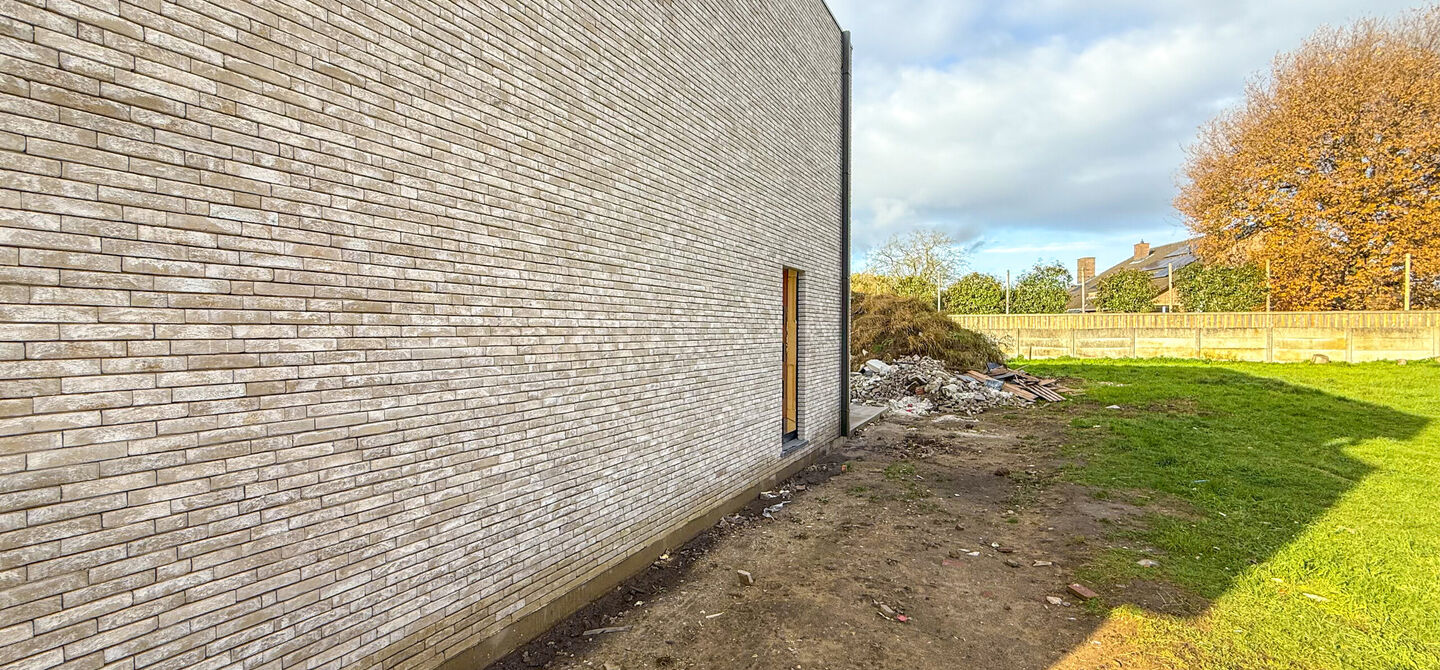 Bij ImmoFusion 7/7 “open huis” : klik op onze 3D-TOUR.
Ervaar vastgoed alsof je er zelf doorloopt!

Stap binnen in deze ruime en lichtrijke nieuwbouw casco woning, gelegen in de Schootstraat 139 te Heusden-Zolder. Deze woning biedt een zee aan mogelij