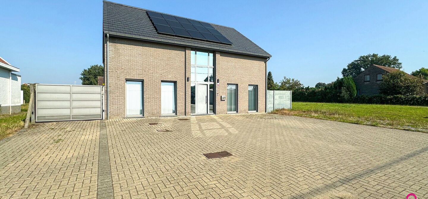 Recente vrijstaande woning van 240 m² met 8are grond!

Bij ImmoFusion  7/7 “open huis”  : klik op onze 3D-TOUR.

In Heusden-Zolder staat deze prachtige open bebouwing van 240 m² te koop. Gelegen op een ruim perceel van 816 m² biedt deze woning alle