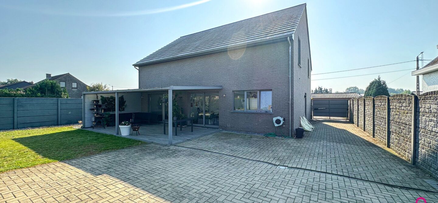 Recente vrijstaande woning van 240 m² met 8are grond!

Bij ImmoFusion  7/7 “open huis”  : klik op onze 3D-TOUR.

In Heusden-Zolder staat deze prachtige open bebouwing van 240 m² te koop. Gelegen op een ruim perceel van 816 m² biedt deze woning alle