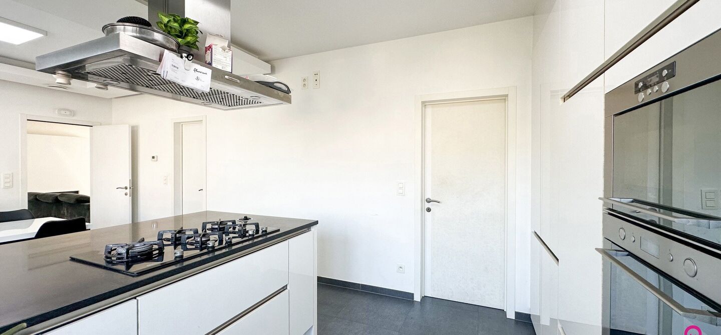 Recente vrijstaande woning van 240 m² met 8are grond!

Bij ImmoFusion  7/7 “open huis”  : klik op onze 3D-TOUR.

In Heusden-Zolder staat deze prachtige open bebouwing van 240 m² te koop. Gelegen op een ruim perceel van 816 m² biedt deze woning alle