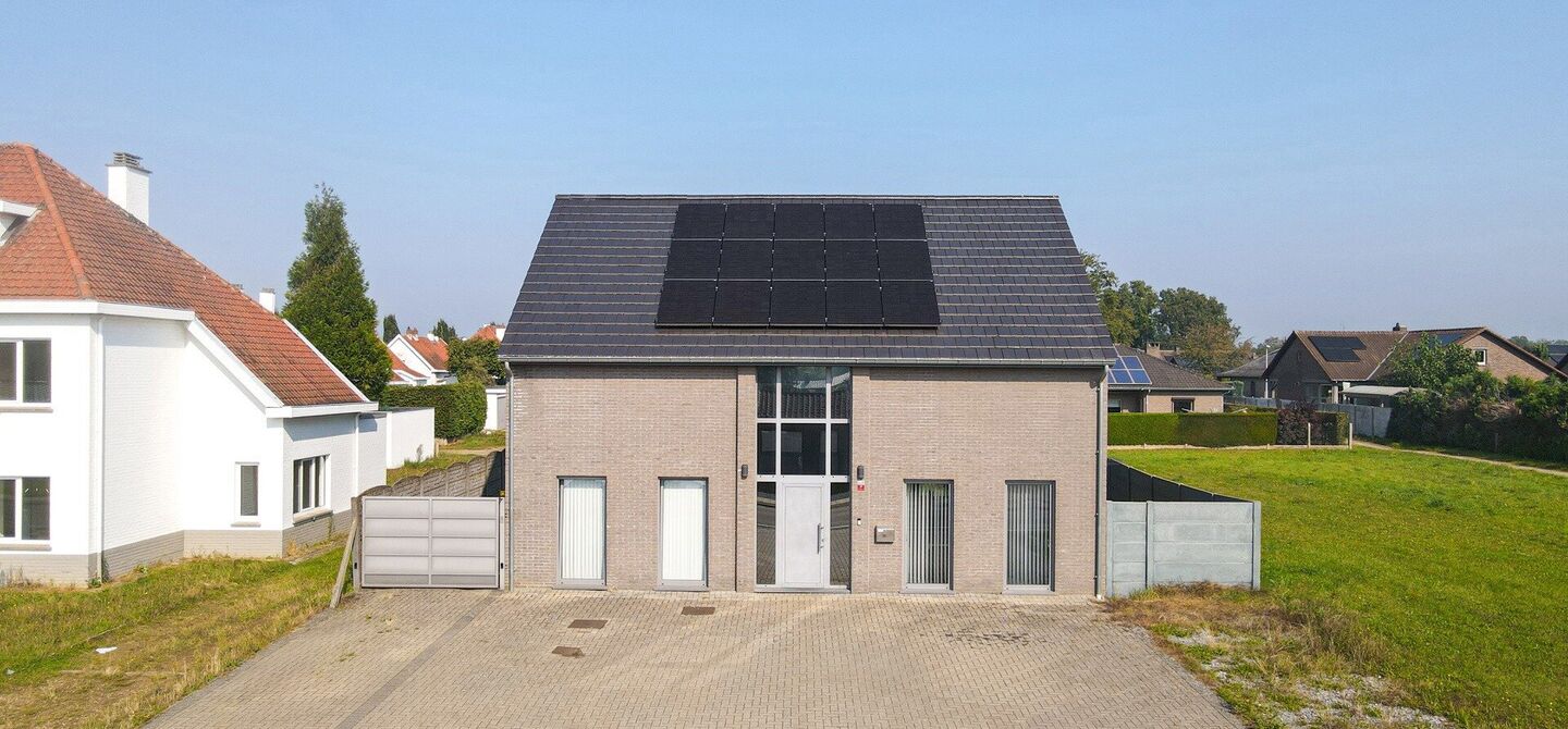 Recente vrijstaande woning van 240 m² met 8are grond!

Bij ImmoFusion  7/7 “open huis”  : klik op onze 3D-TOUR.

In Heusden-Zolder staat deze prachtige open bebouwing van 240 m² te koop. Gelegen op een ruim perceel van 816 m² biedt deze woning alle