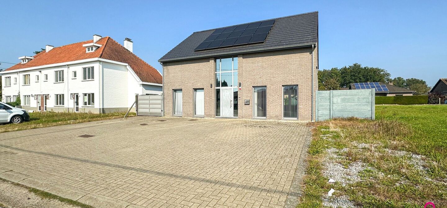 Recente vrijstaande woning van 240 m² met 8are grond!

Bij ImmoFusion  7/7 “open huis”  : klik op onze 3D-TOUR.

In Heusden-Zolder staat deze prachtige open bebouwing van 240 m² te koop. Gelegen op een ruim perceel van 816 m² biedt deze woning alle