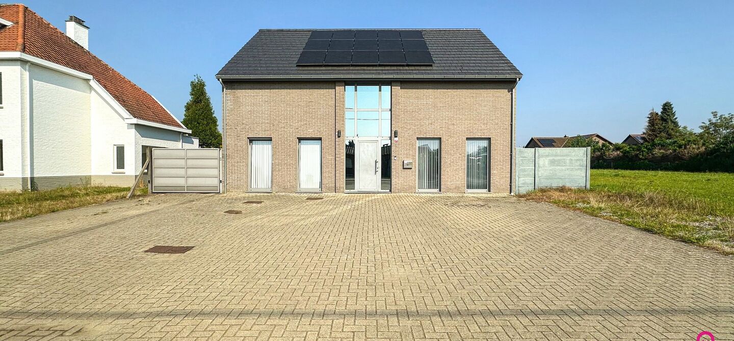 Recente vrijstaande woning van 240 m² met 8are grond!

Bij ImmoFusion  7/7 “open huis”  : klik op onze 3D-TOUR.

In Heusden-Zolder staat deze prachtige open bebouwing van 240 m² te koop. Gelegen op een ruim perceel van 816 m² biedt deze woning alle