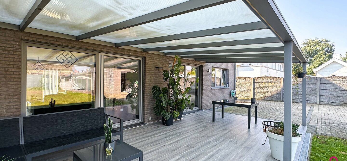 Recente vrijstaande woning van 240 m² met 8are grond!

Bij ImmoFusion  7/7 “open huis”  : klik op onze 3D-TOUR.

In Heusden-Zolder staat deze prachtige open bebouwing van 240 m² te koop. Gelegen op een ruim perceel van 816 m² biedt deze woning alle