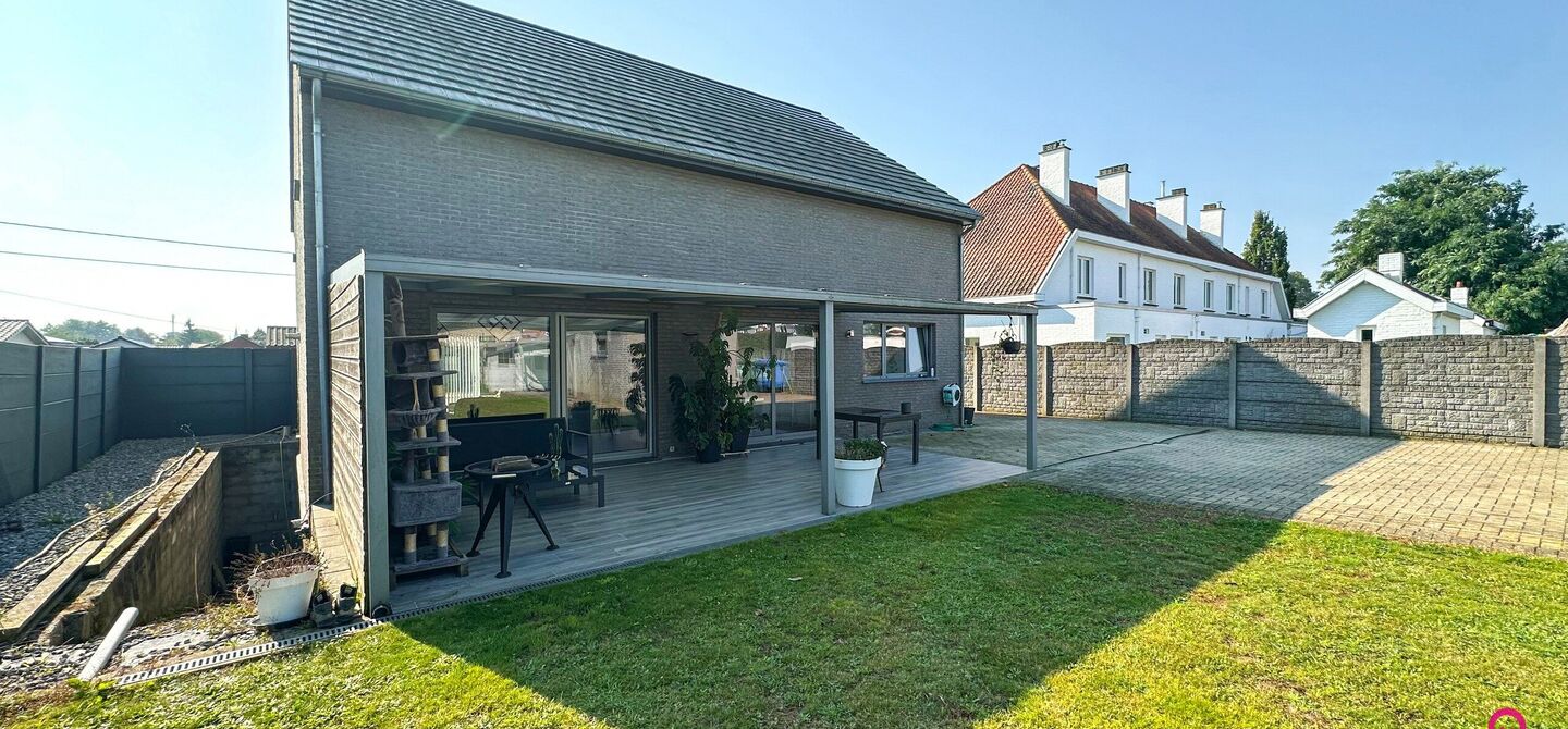 Recente vrijstaande woning van 240 m² met 8are grond!

Bij ImmoFusion  7/7 “open huis”  : klik op onze 3D-TOUR.

In Heusden-Zolder staat deze prachtige open bebouwing van 240 m² te koop. Gelegen op een ruim perceel van 816 m² biedt deze woning alle