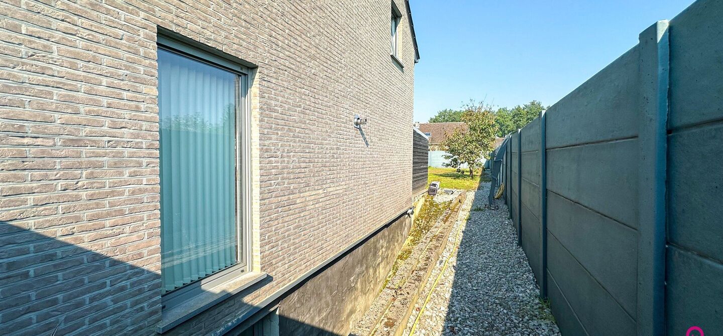 Recente vrijstaande woning van 240 m² met 8are grond!

Bij ImmoFusion  7/7 “open huis”  : klik op onze 3D-TOUR.

In Heusden-Zolder staat deze prachtige open bebouwing van 240 m² te koop. Gelegen op een ruim perceel van 816 m² biedt deze woning alle