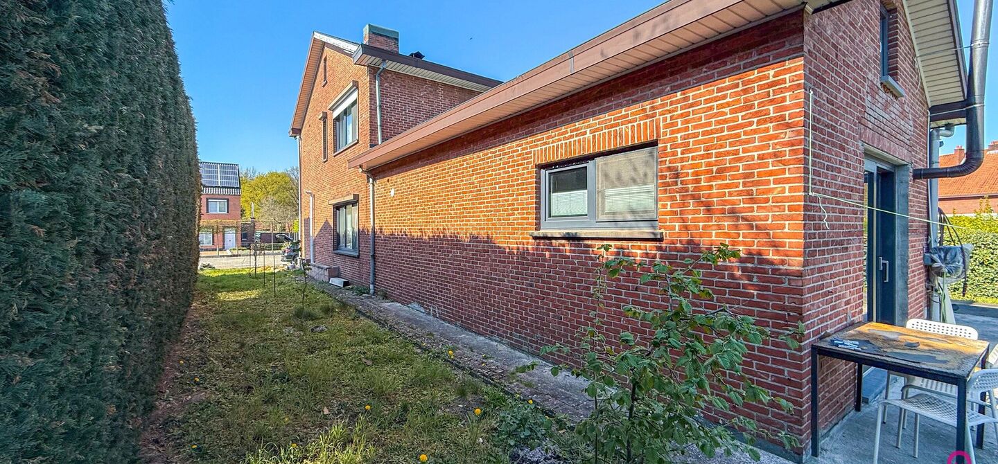 Bij ImmoFusion 7/7 “open huis”: klik op onze 3D-TOUR.
Ervaar vastgoed alsof je er zelf doorloopt!
Welkom in deze prachtige open bebouwing, gelegen boekt. Met een royale bewoonbare oppervlakte van 175 m² en een perceel van maar liefst 8a27ca biedt dez
