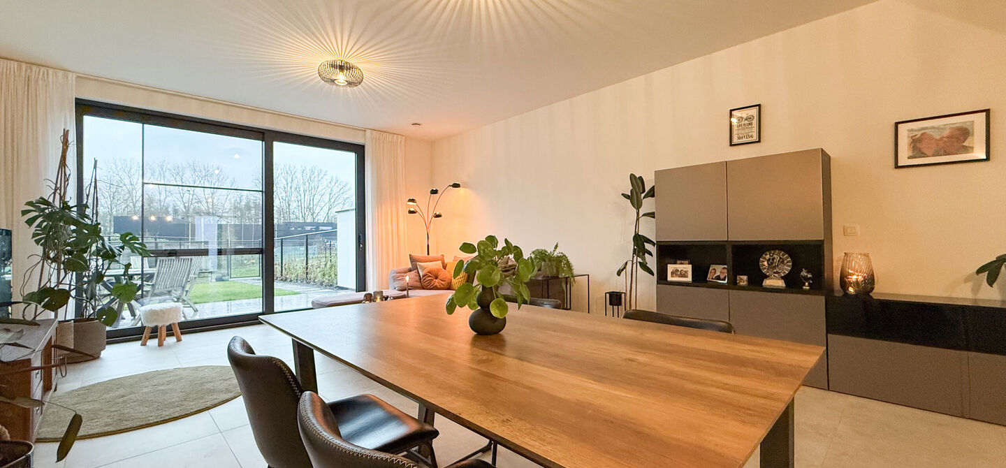 Bij ImmoFusion 7/7 “open huis” : klik op onze 3D-TOUR.
Ervaar vastgoed alsof je er zelf doorloopt!

Welkom in deze gloednieuwe, instapklare woning in de Molemstraat 120B, perfect voor wie houdt van modern wooncomfort gecombineerd met een centrale ligg