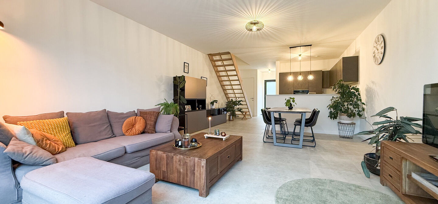 Bij ImmoFusion 7/7 “open huis” : klik op onze 3D-TOUR.
Ervaar vastgoed alsof je er zelf doorloopt!

Welkom in deze gloednieuwe, instapklare woning in de Molemstraat 120B, perfect voor wie houdt van modern wooncomfort gecombineerd met een centrale ligg