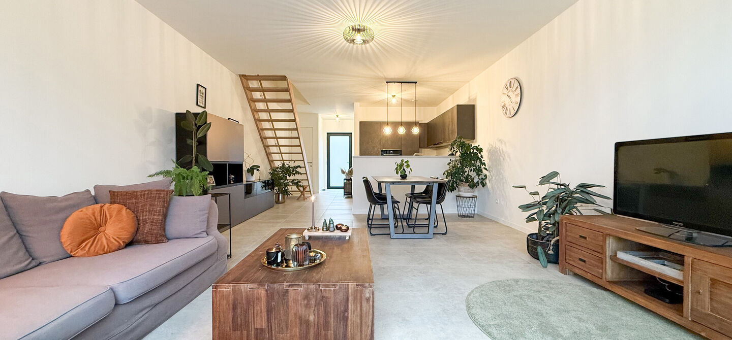 Bij ImmoFusion 7/7 “open huis” : klik op onze 3D-TOUR.
Ervaar vastgoed alsof je er zelf doorloopt!

Welkom in deze gloednieuwe, instapklare woning in de Molemstraat 120B, perfect voor wie houdt van modern wooncomfort gecombineerd met een centrale ligg