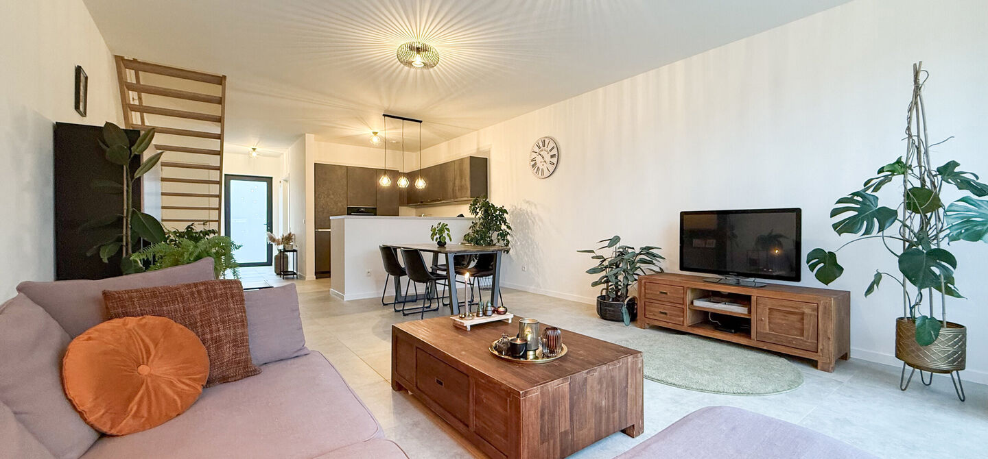 Bij ImmoFusion 7/7 “open huis” : klik op onze 3D-TOUR.
Ervaar vastgoed alsof je er zelf doorloopt!

Welkom in deze gloednieuwe, instapklare woning in de Molemstraat 120B, perfect voor wie houdt van modern wooncomfort gecombineerd met een centrale ligg