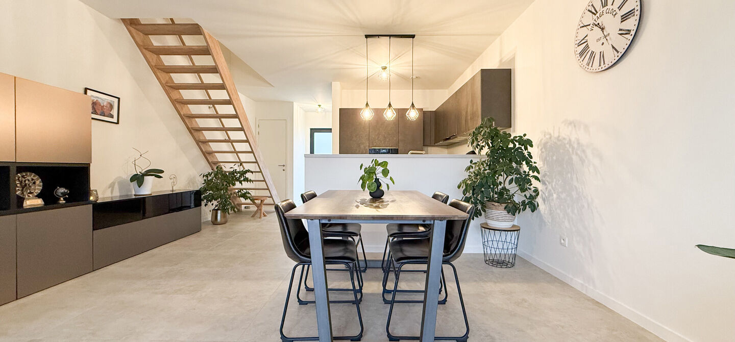 Bij ImmoFusion 7/7 “open huis” : klik op onze 3D-TOUR.
Ervaar vastgoed alsof je er zelf doorloopt!

Welkom in deze gloednieuwe, instapklare woning in de Molemstraat 120B, perfect voor wie houdt van modern wooncomfort gecombineerd met een centrale ligg