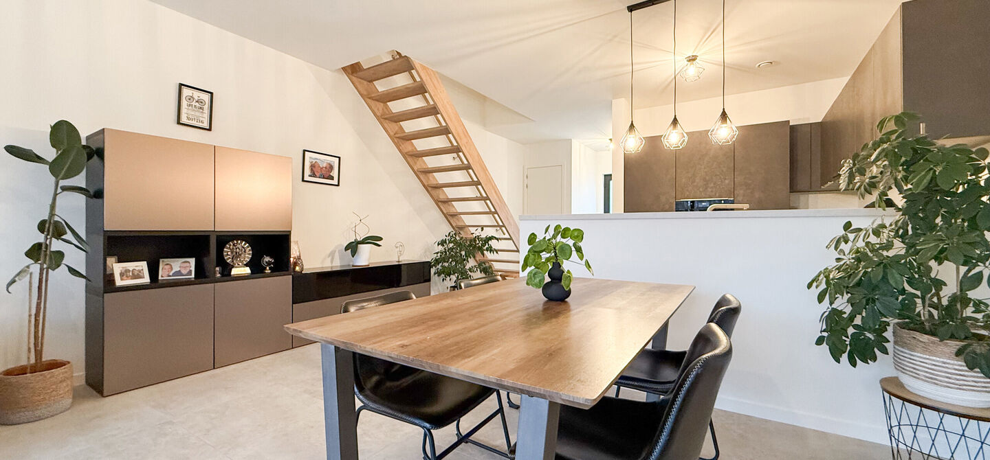 Bij ImmoFusion 7/7 “open huis” : klik op onze 3D-TOUR.
Ervaar vastgoed alsof je er zelf doorloopt!

Welkom in deze gloednieuwe, instapklare woning in de Molemstraat 120B, perfect voor wie houdt van modern wooncomfort gecombineerd met een centrale ligg