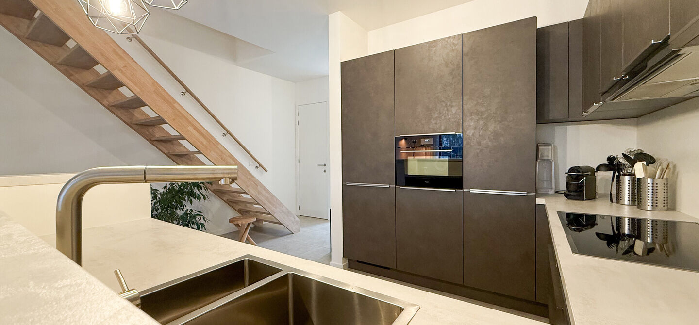 Bij ImmoFusion 7/7 “open huis” : klik op onze 3D-TOUR.
Ervaar vastgoed alsof je er zelf doorloopt!

Welkom in deze gloednieuwe, instapklare woning in de Molemstraat 120B, perfect voor wie houdt van modern wooncomfort gecombineerd met een centrale ligg