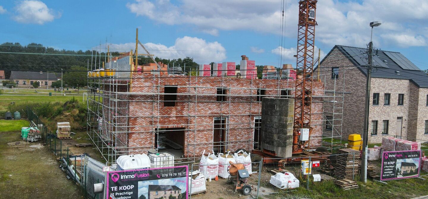 Landelijke nieuwbouwwoning  in ruwbouw-winddichtstaat met 4 a 5 slpks op 7 are, gunstig gelegen te Tessenderlo !

Deze praktische halfopen woning (linkerzijde)biedt veel potentieel dankzij de extra zolderverdieping!
De woning heeft een bewoonbare oppervla