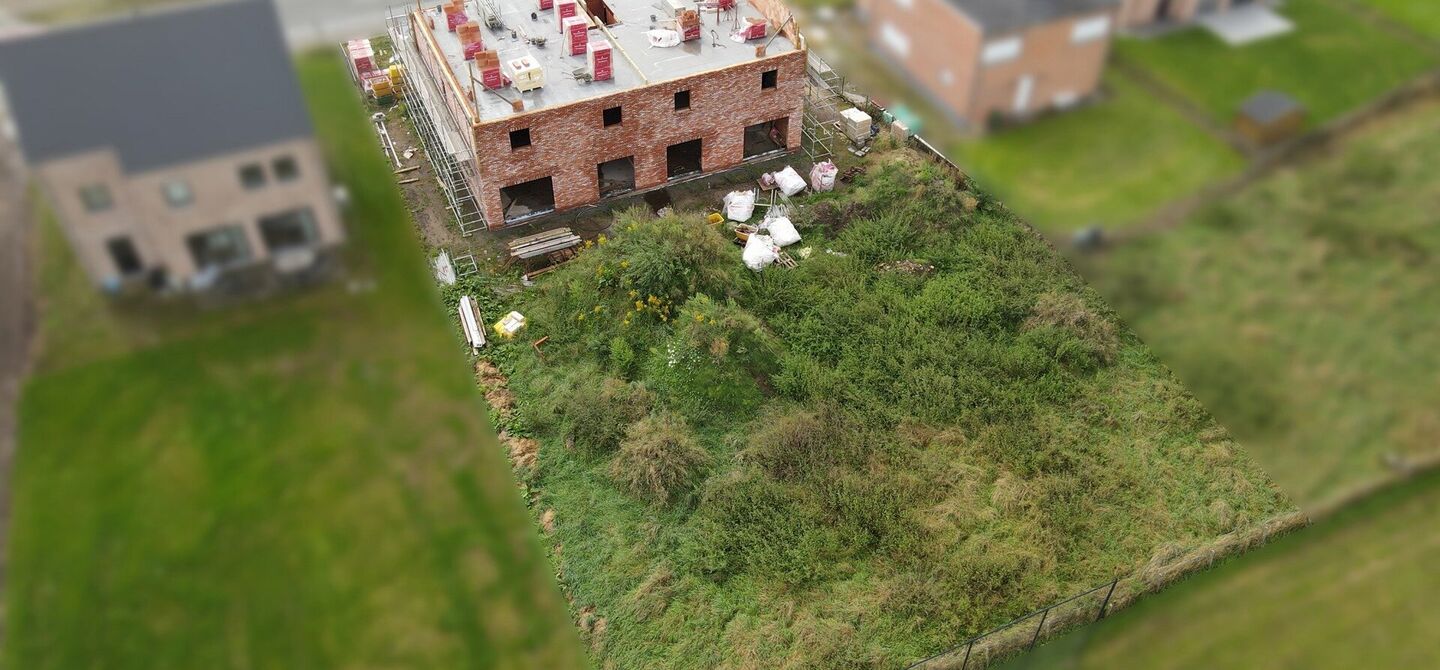 Landelijke nieuwbouwwoning  in ruwbouw-winddichtstaat met 4 a 5 slpks op 7 are, gunstig gelegen te Tessenderlo !

Deze praktische halfopen woning (linkerzijde)biedt veel potentieel dankzij de extra zolderverdieping!
De woning heeft een bewoonbare oppervla