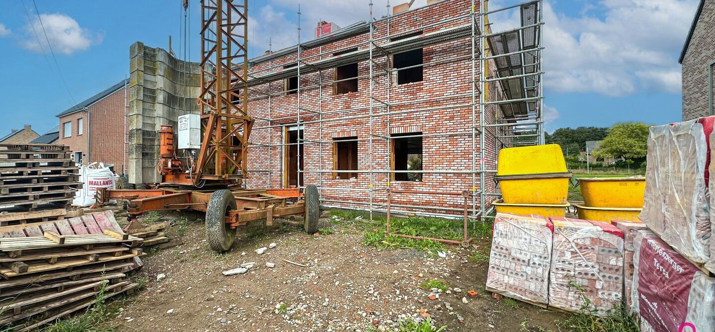 Landelijke nieuwbouwwoning  in ruwbouw-winddichtstaat met 4 a 5 slpks op 7 are, gunstig gelegen te Tessenderlo !

Deze praktische halfopen woning (rechterzijde)biedt veel potentieel dankzij de extra zolderverdieping!
De woning heeft een bewoonbare oppervl