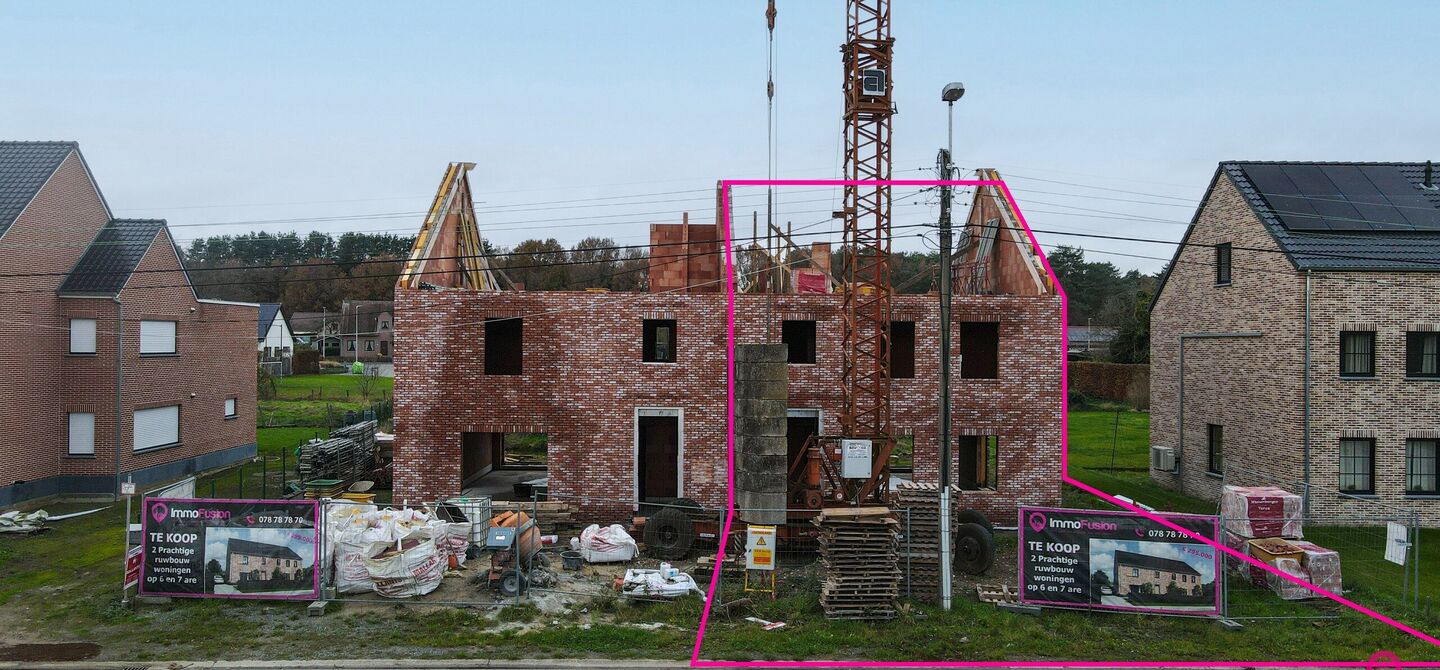 Landelijke nieuwbouwwoning  in ruwbouw-winddichtstaat met 4 a 5 slpks op 7 are, gunstig gelegen te Tessenderlo !

Deze praktische halfopen woning (rechterzijde)biedt veel potentieel dankzij de extra zolderverdieping!
De woning heeft een bewoonbare oppervl