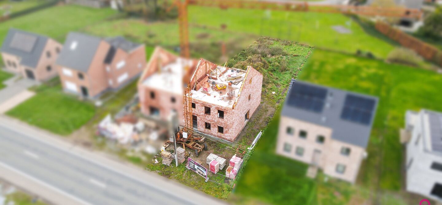 Landelijke nieuwbouwwoning  in ruwbouw-winddichtstaat met 4 a 5 slpks op 7 are, gunstig gelegen te Tessenderlo !

Deze praktische halfopen woning (rechterzijde)biedt veel potentieel dankzij de extra zolderverdieping!
De woning heeft een bewoonbare oppervl