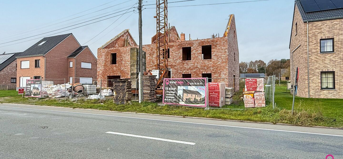 Landelijke nieuwbouwwoning  in ruwbouw-winddichtstaat met 4 a 5 slpks op 7 are, gunstig gelegen te Tessenderlo !

Deze praktische halfopen woning (rechterzijde)biedt veel potentieel dankzij de extra zolderverdieping!
De woning heeft een bewoonbare oppervl