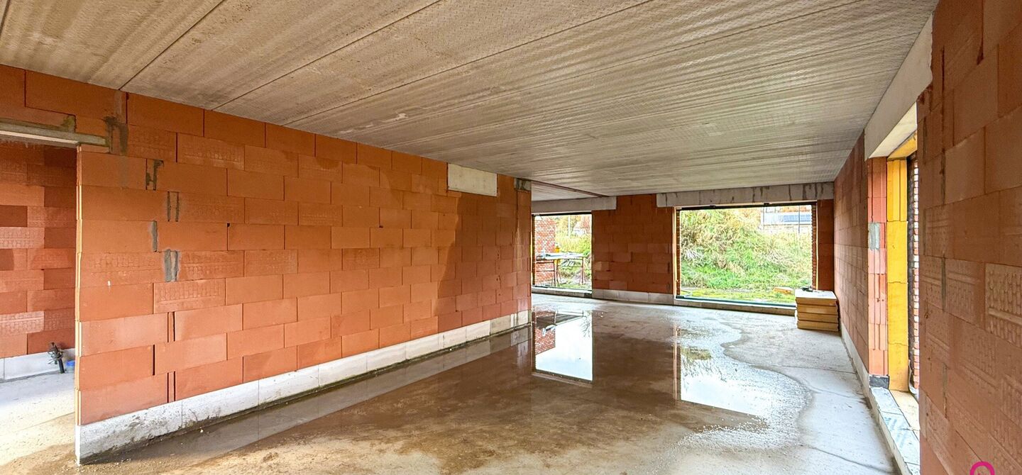 Landelijke nieuwbouwwoning  in ruwbouw-winddichtstaat met 4 a 5 slpks op 7 are, gunstig gelegen te Tessenderlo !

Deze praktische halfopen woning (rechterzijde)biedt veel potentieel dankzij de extra zolderverdieping!
De woning heeft een bewoonbare oppervl