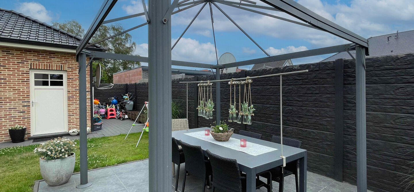 Uitzonderlijke ruime Villa met 4 slpks dichtbij Beringen-Centrum!

Bij ImmoFusion  7/7 “open huis”  : klik op onze 3D-RONDLEIDING!
Ervaar vastgoed alsof je er zelf doorloopt en bekijk de virtuele tour!
https://my.matterport.com/show/?m=3WHjDafGmnL

In