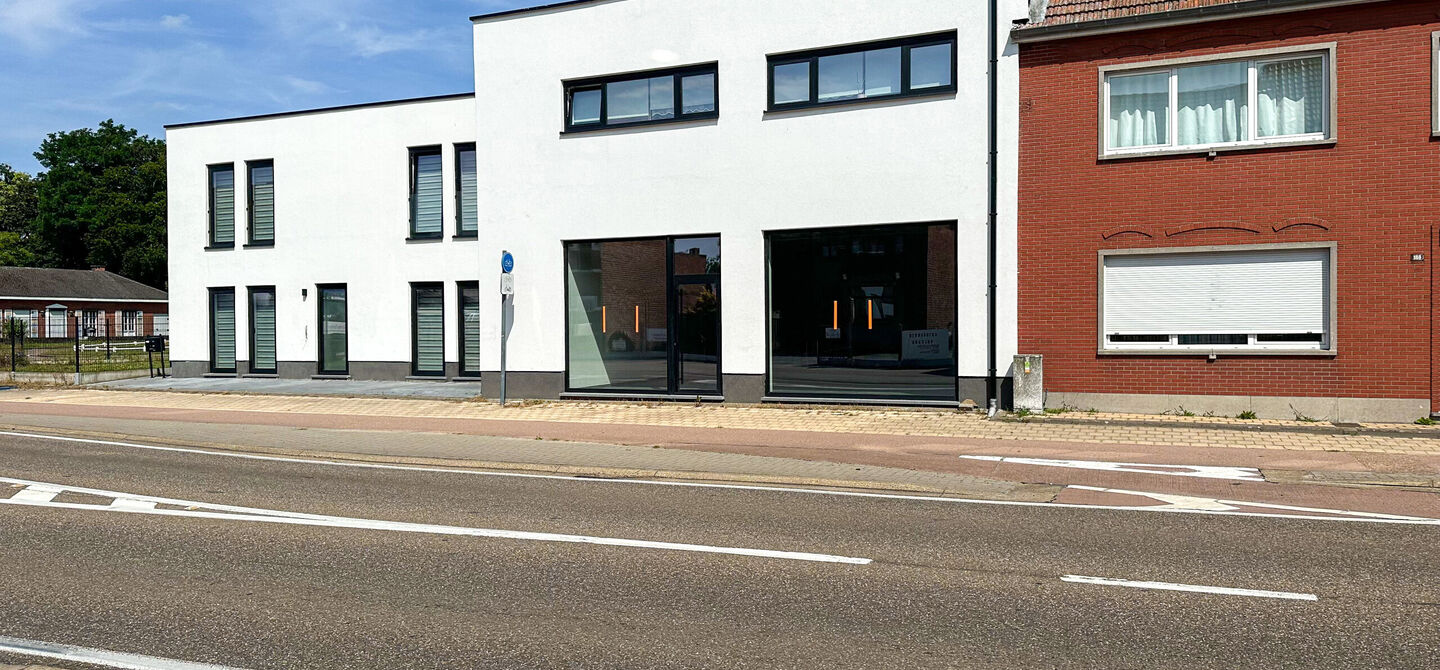 Nieuw afgewerkt handelspand van 90m² in Heppen met parkeerplaats!

Dit handelspand bestaat op dit moment uit een makkelijk in te delen rechthoek. Aan de voorzijde is het pand 9m breed, de diepte bedraagt 10m. We spreken hier dus over 90m² oppervlakte. D