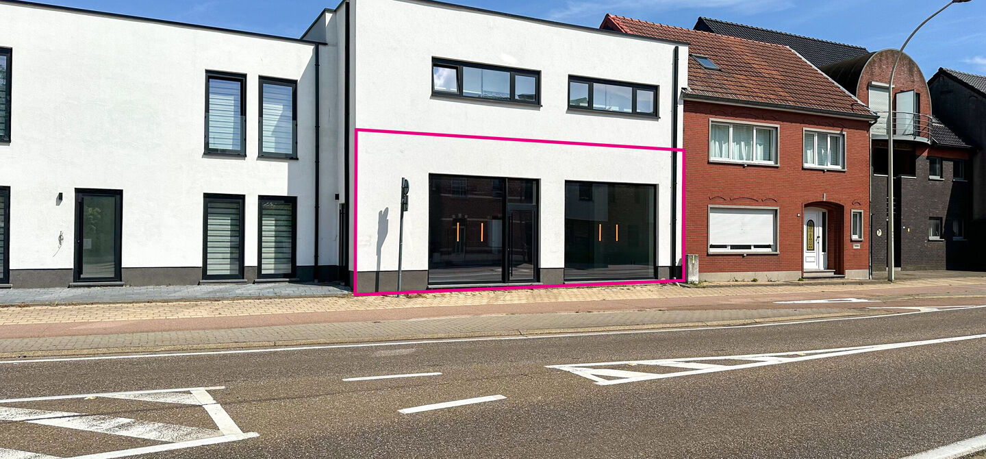 Nieuw afgewerkt handelspand van 90m² in Heppen met parkeerplaats!

Dit handelspand bestaat op dit moment uit een makkelijk in te delen rechthoek. Aan de voorzijde is het pand 9m breed, de diepte bedraagt 10m. We spreken hier dus over 90m² oppervlakte. D